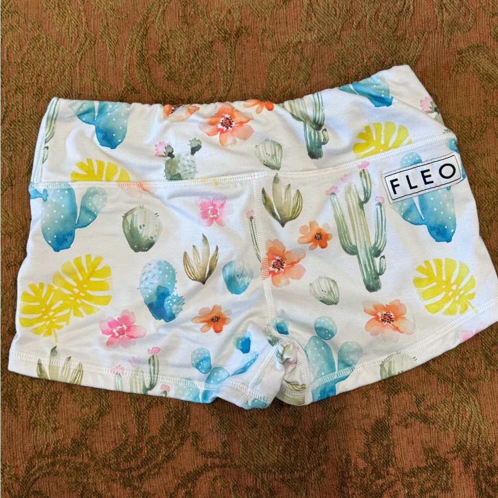 Cactus Fleo workout shorts. Size small.